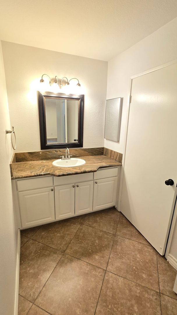 Building Photo - Santa Ana - 1 Bedroom 1 Bath Downstairs Co...