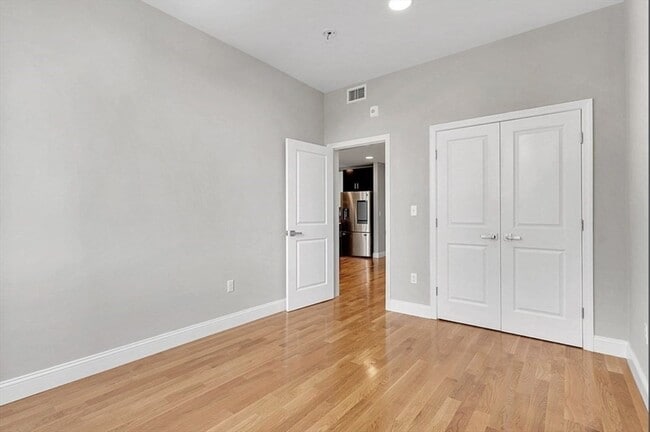 Building Photo - 10 Taber St