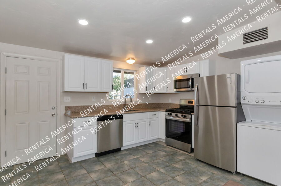 Building Photo - 3054 N Sparkman Blvd