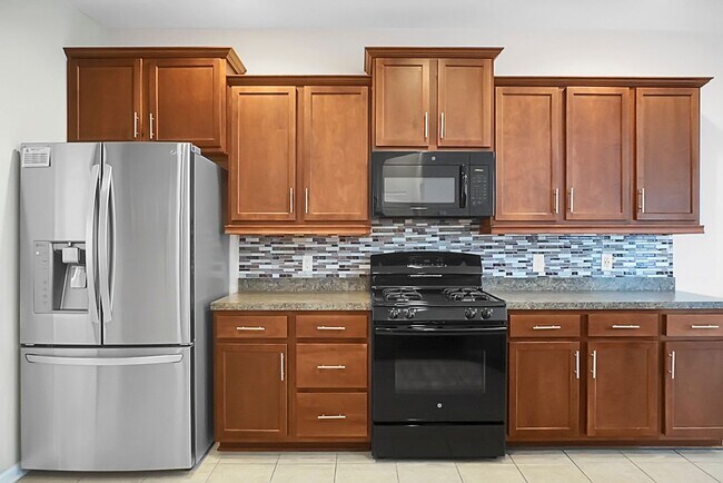 Building Photo - 3 bedrooms, 2.5 bathrooms  2-car garage in...