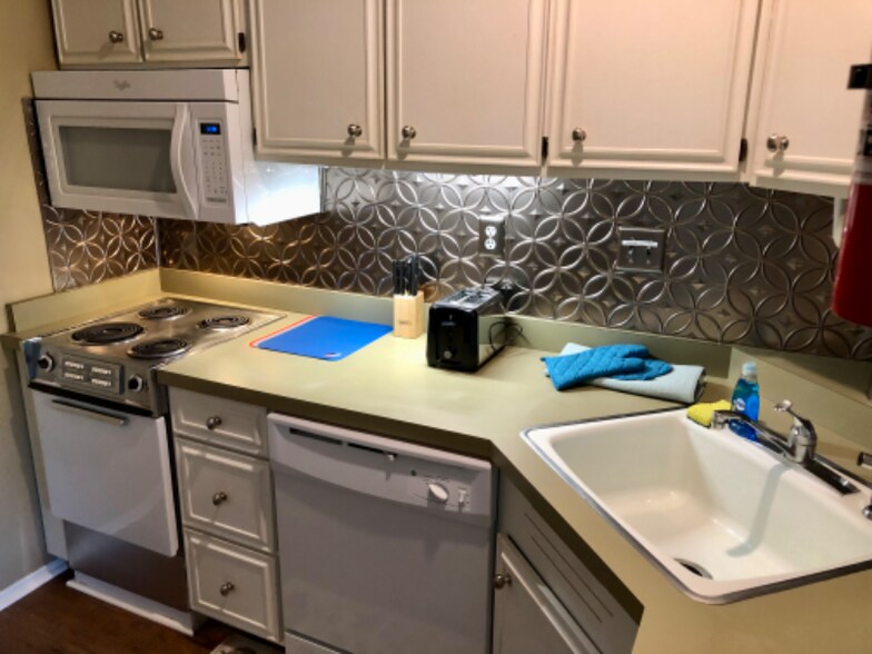 Building Photo - 109 Lakeside Villa