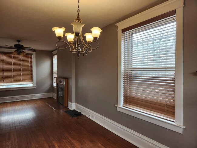 Building Photo - 2 bedroom with 1 bath