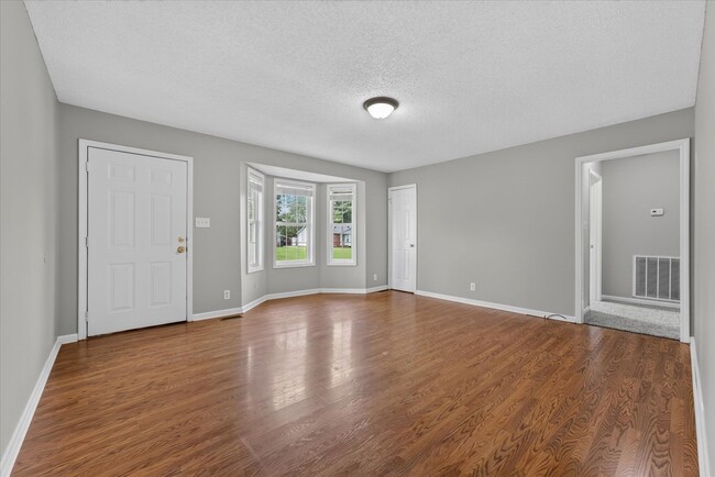 Building Photo - Pet Friendly Three Bedroom!