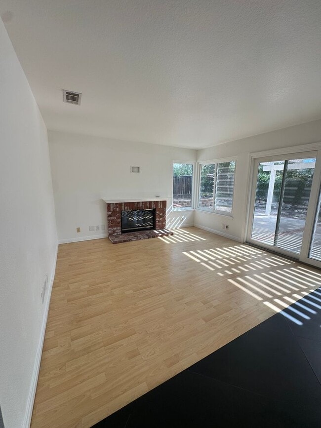 Building Photo - Comfort and Community in Thousand Oaks