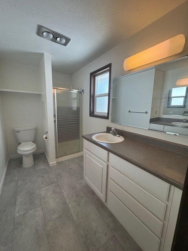 Building Photo - 3 bed 2 bath house with attached garage an...