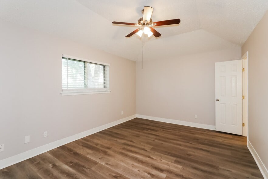 Building Photo - 2118 Maple Cir