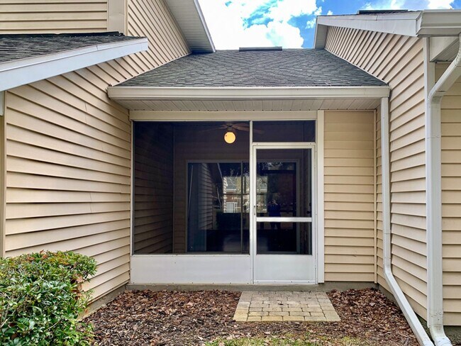 Building Photo - 1/1 Condo in the Greens at West End - Available mid-June!