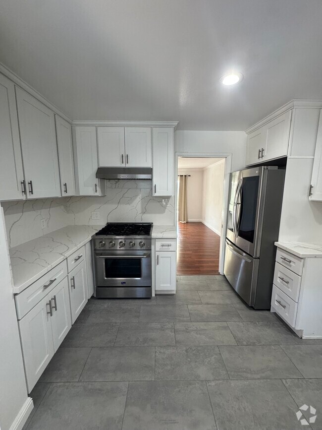 Building Photo - 670 Sunset Pkwy