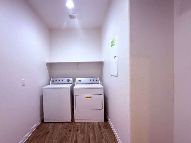 Building Photo - Great single story home 4 beds 3 baths in Henderson