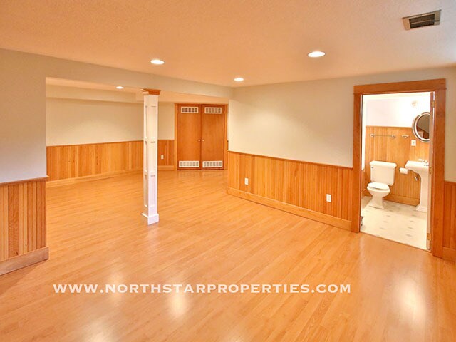 Building Photo - Great Lake Oswego Home Walking Distance to Everything