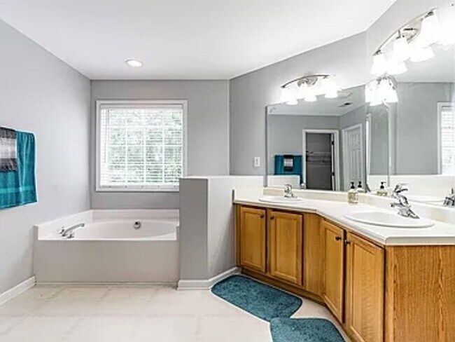 Building Photo - Stunning 4BD, 2.5BA Raleigh Home in the Prestigious Eagle Ridge Golf Community with Premier Ameni...