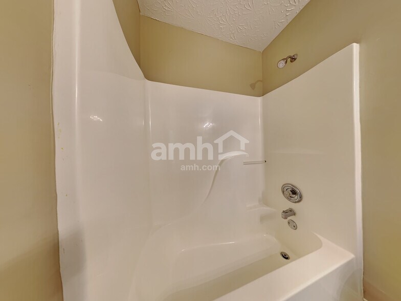 Building Photo - 7184 Franklin Madison Rd