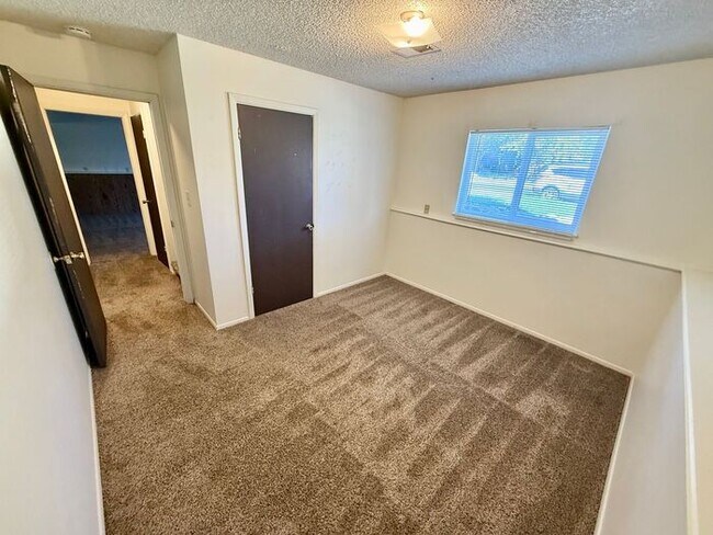 Building Photo - 6 MONTH LEASE SPECIAL! 4 Bed, 2 Bath Single Family Home near City Park!