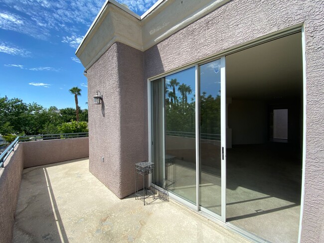 Building Photo - **$500 OFF FIRST MONTH RENT** Upscale Cond...