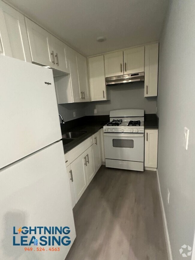 Building Photo - 5863 1/2 S West Blvd-5863 1/2D
