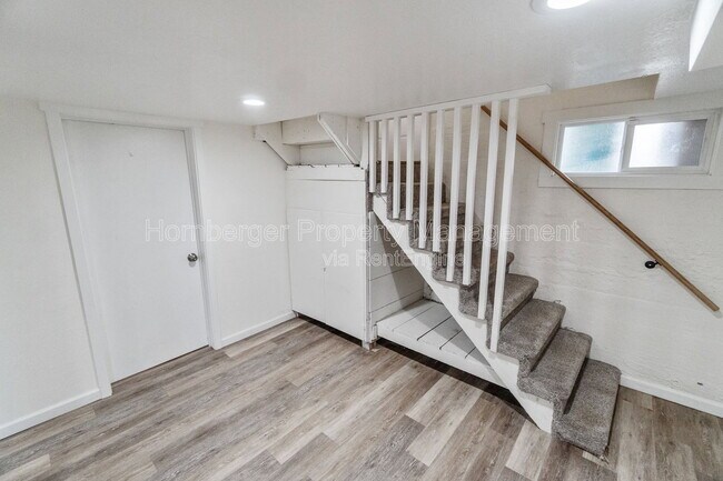 Building Photo - 908 E Longfellow Ave