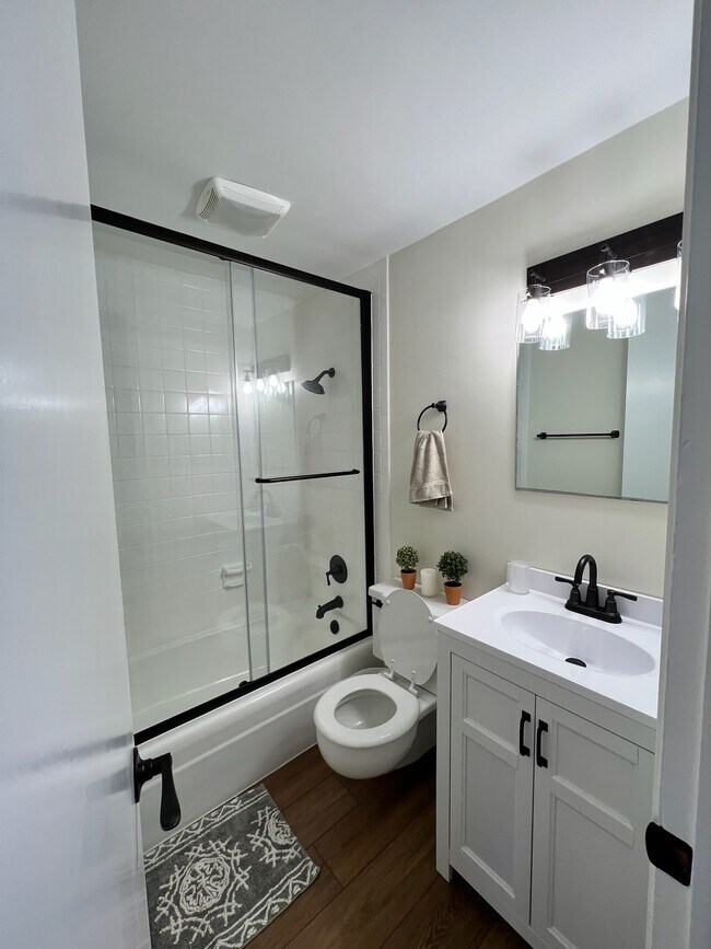 Building Photo - 1727 S Hawthorne Rd