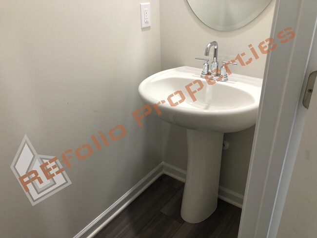 Building Photo - Beautiful 3 Bedroom, 2.5 Bath house w/ 2 C...