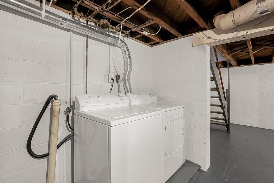 Building Photo - 653 Rhoads Ave