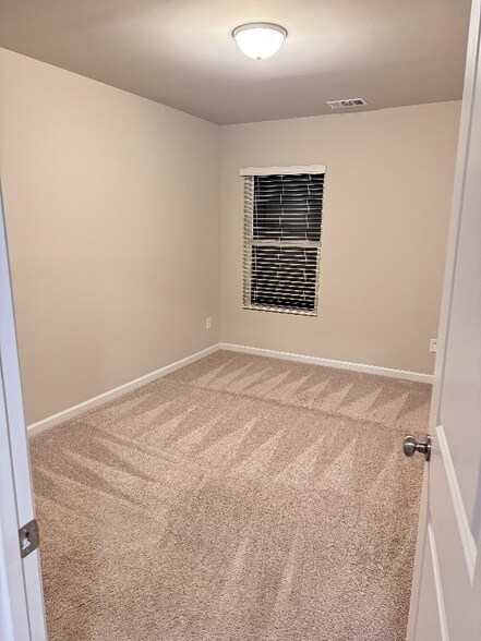 Building Photo - 2801 Ridgeview Dr