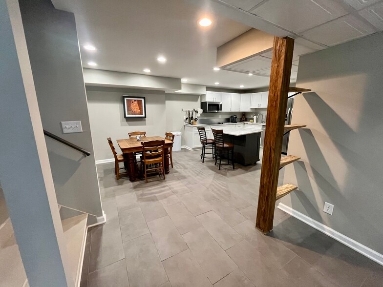 Breakfast area & kitchen - 295 Castlewood Rd