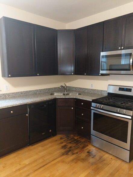 Kitchen - 3010 W 42nd St