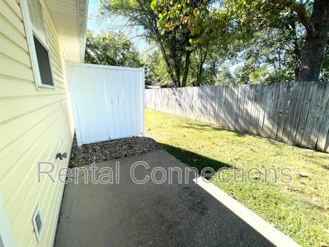 Building Photo - 605 1/2 Old Creal Springs Road
