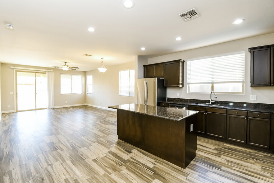 Building Photo - 1700 W Loemann Dr