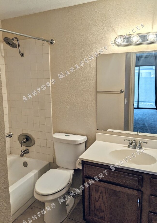 Building Photo - COMING SOON! 3 BEDROOM 3 BATH END UNIT TOW...
