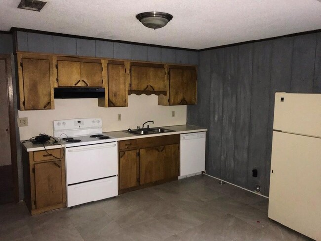 Building Photo - 3 bedroom, 1 bath apartment