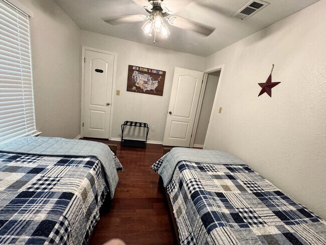 Building Photo - 105 Sky Country Dr