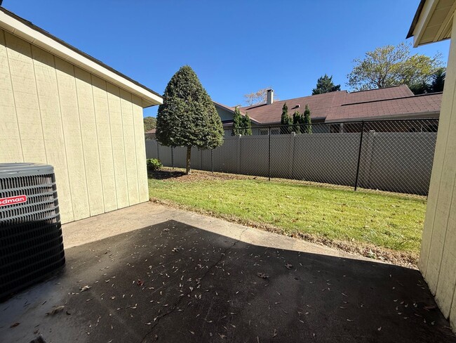 Building Photo - Private 2BD/1.5BA Townhouse in Prime NW Hi...