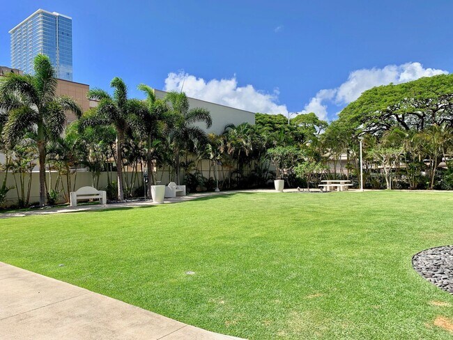 Building Photo - 1009 Kapiolani Blvd