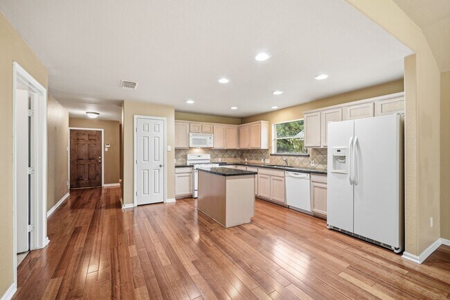 Building Photo - 2010 Hanover Springs Ln