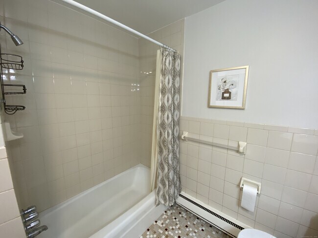 Building Photo - 637 Cove Rd