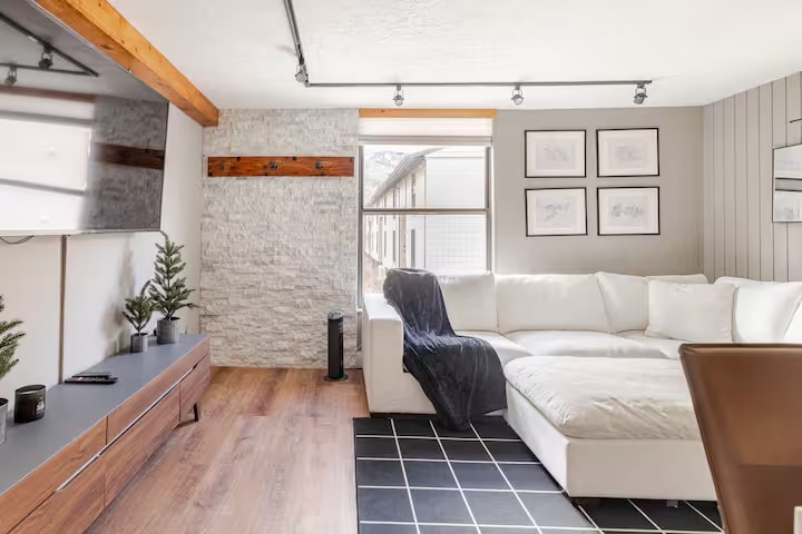 Building Photo - 1150 Deer Valley Dr