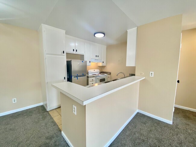 Building Photo - 2521 W Sunflower Ave