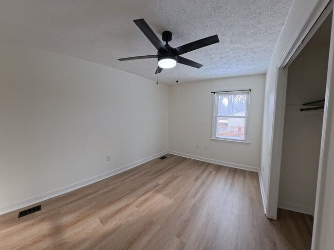 Building Photo - Adorable Home/Huge deck