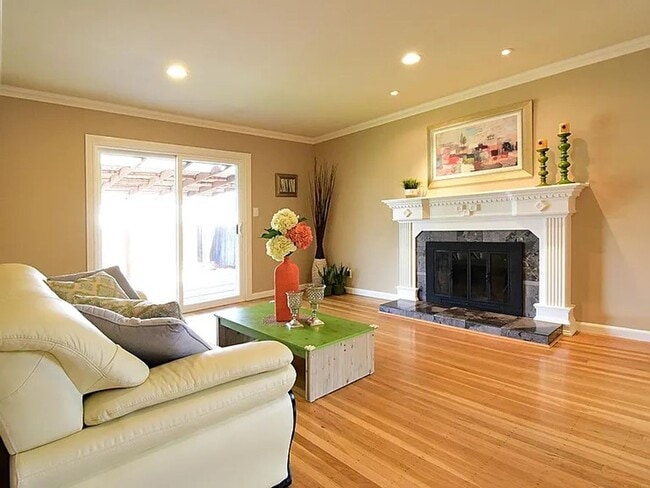 Building Photo - 3 Bedrooms | 2 Bathrooms | Approx. 1,040 sq. ft.