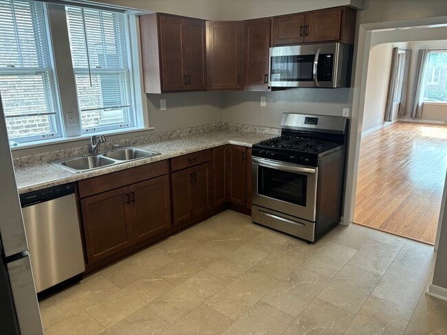 Building Photo - 5537 N Luna Ave