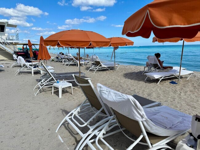 Building Photo - 16275 Collins Ave