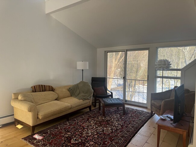 Building Photo - 2 Bedroom in Woodstock