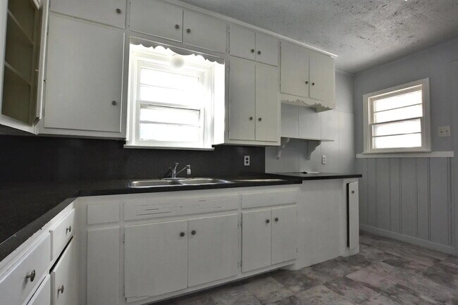 Building Photo - Cute 2/1 with Tons of Space!