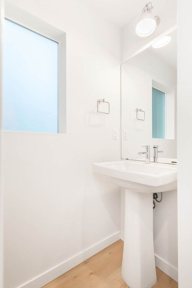 Building Photo - 18514 Meridian Ave N