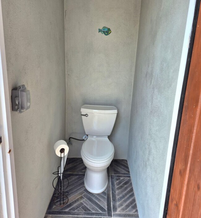 Building Photo - 613 Fern St