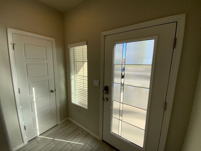 Building Photo - 3 Bedroom Single Story Home Available Near...