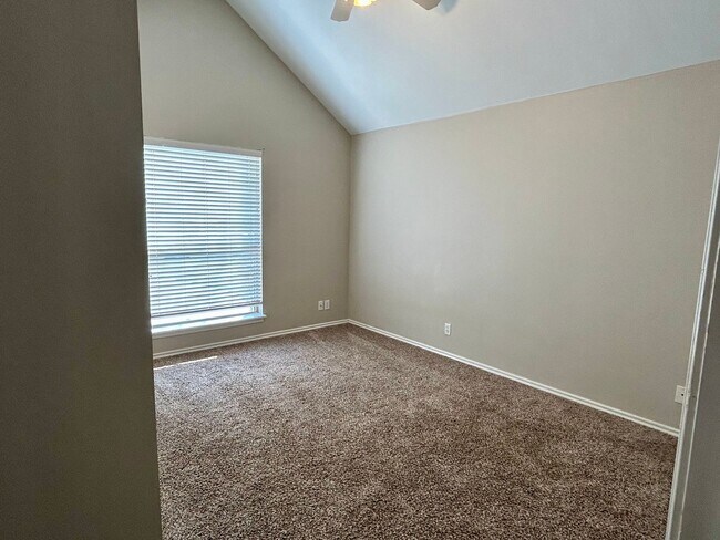 Building Photo - AVAILABLE NOW - $500 OFF FIRST FULL MONTH - Beautiful Home In Edmond School District!