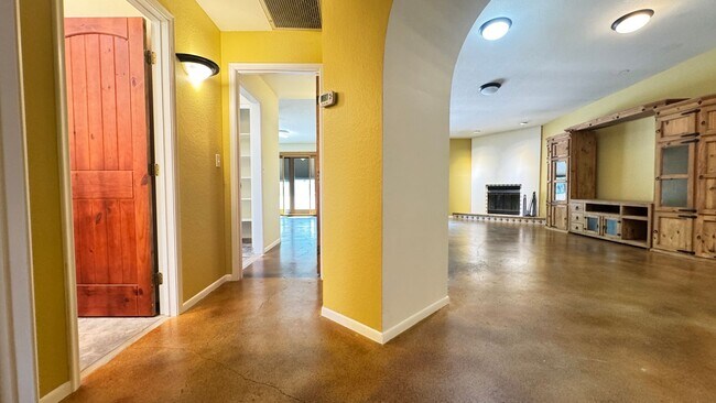 Building Photo - NW (Oracle and Orange Grove) 2 bedroom, 2 bath townhouse, 2 car garage, solar panels, no carpet!