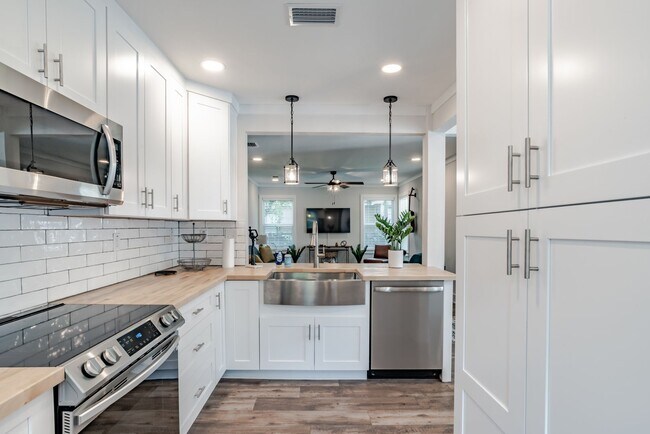 Building Photo - Stylish 3 Bedroom Bungalow near NAS and Be...