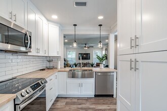 Building Photo - Stylish 3 Bedroom Bungalow near NAS and Be...